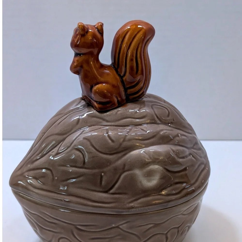 Vtg Ceramic Squirrel on Walnut Lidded Nut Bowl Candy Dish Brown‎ 7in Cottagecore